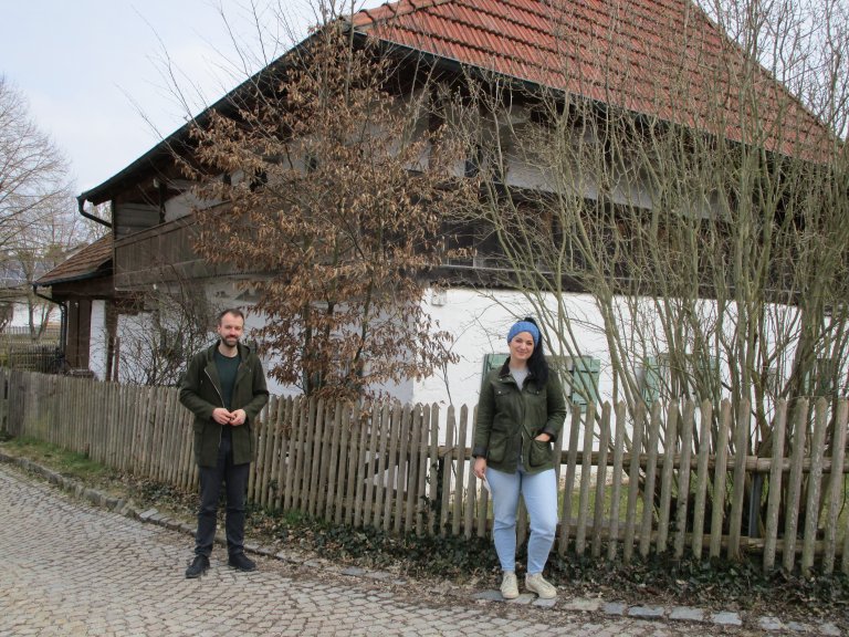 Bgm und Adaileh vor dem Museum